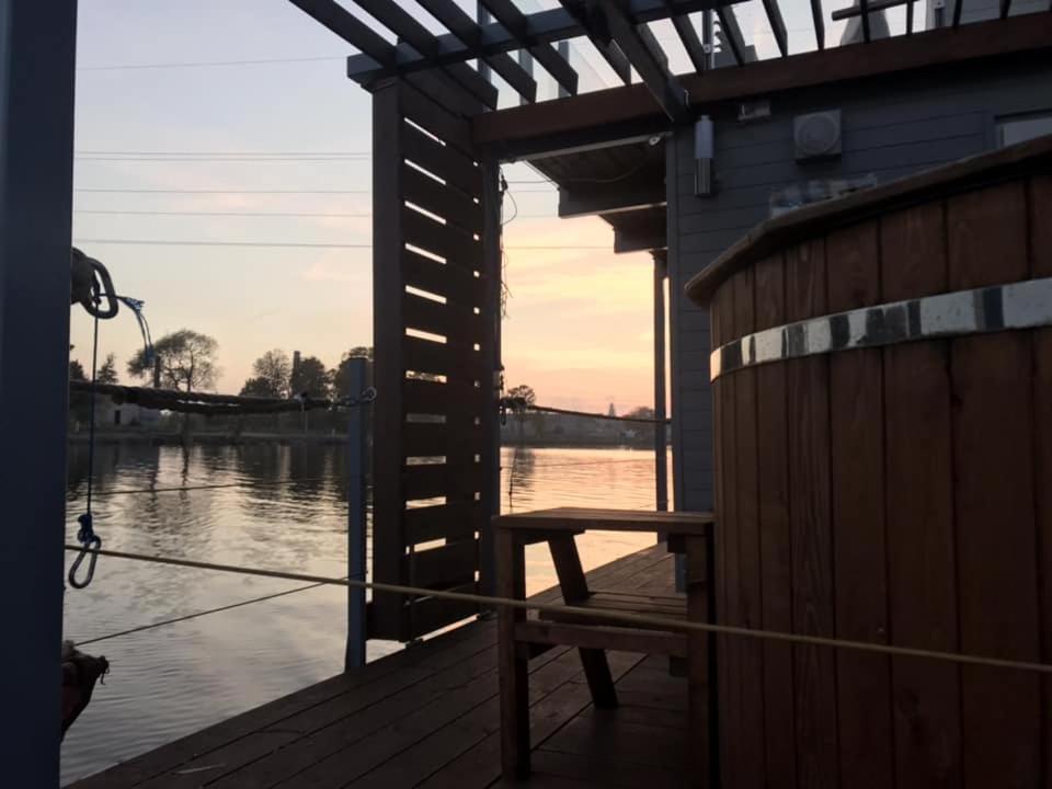 فندق Houseboat On The Water لييبايا المظهر الخارجي الصورة